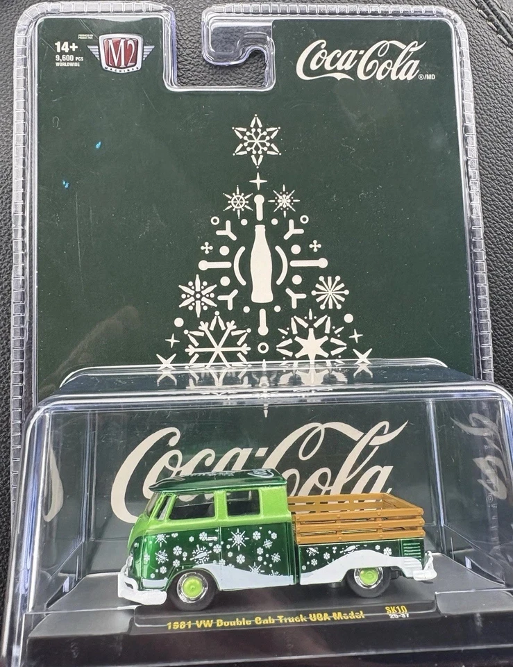 Грузовик с двойной кабиной M2 Machines Coca-Cola 1961 VW модель США 2025 рождественское издание  - Изображение 2 из 4