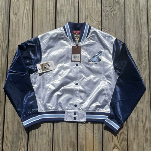 Chaqueta para mujer Mitchell & Ness Philadelphia Phillies recortada satinada a presión completa XL