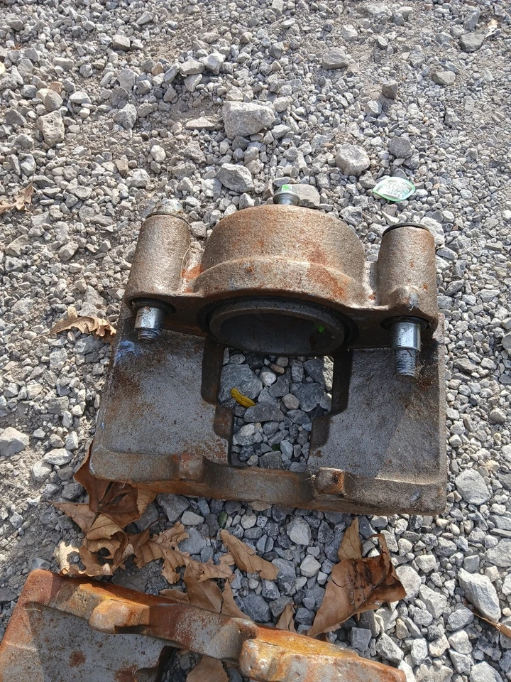 Chevy GMC K3500 Sierra 7.4 L Front Brake Calipers 454 Caliper 1998 - Image 2 of 4