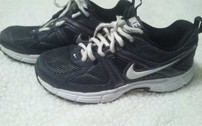 nike sneaker dart9-  boys size 4Y model 443396-003
