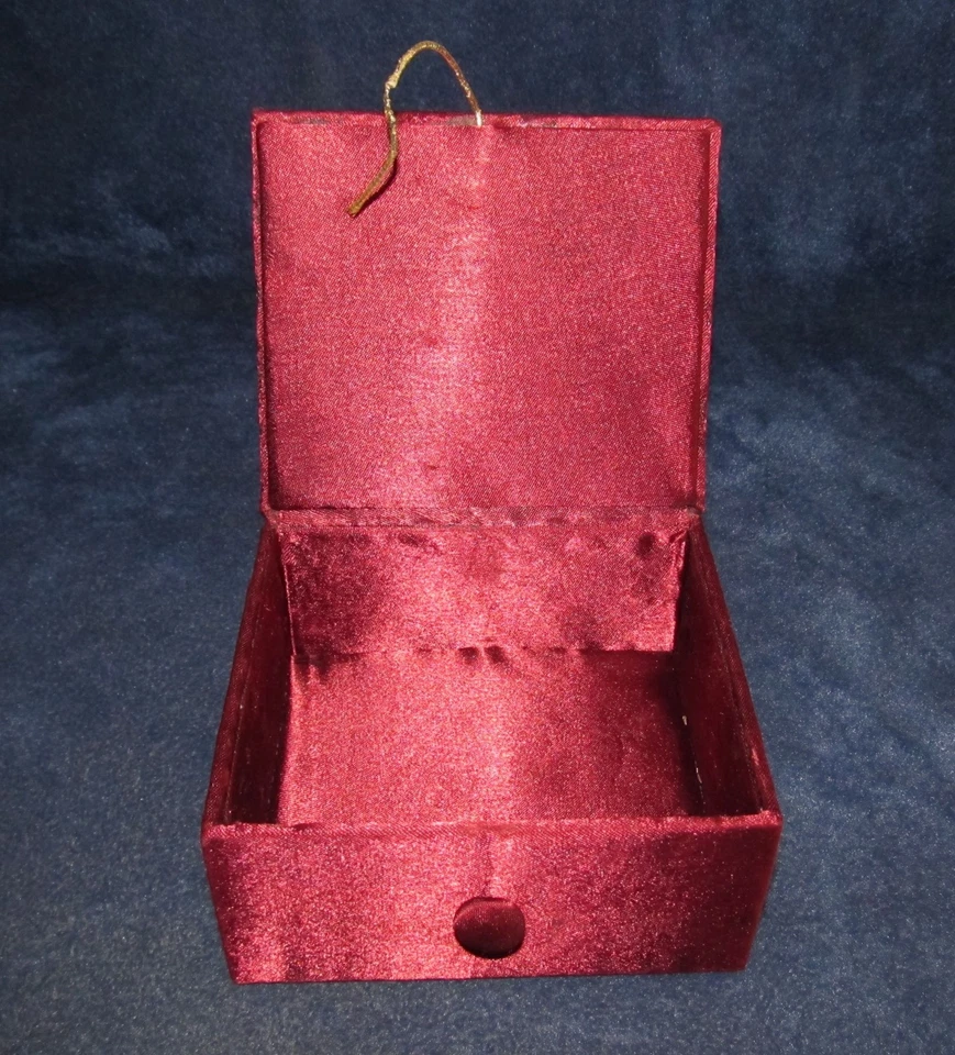 Pequeña Caja de Costura Decorativa Borgoña con Tapa Acolchada, Cuentas y Símbolo Oriental Foto 4 de 4