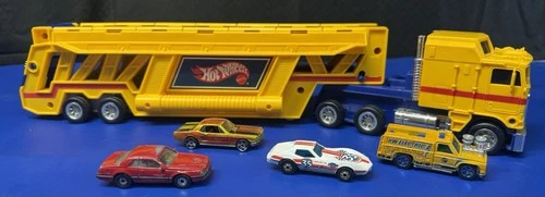 Vintage 1986 Hot Wheels CarGo Carrier Semi Truck Hauler Transport Vehicle & Cars
