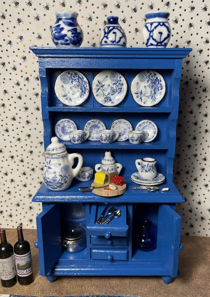 Armario de madera en miniatura escala 1:12 con platos ollas alfombra Foto 3 de 4