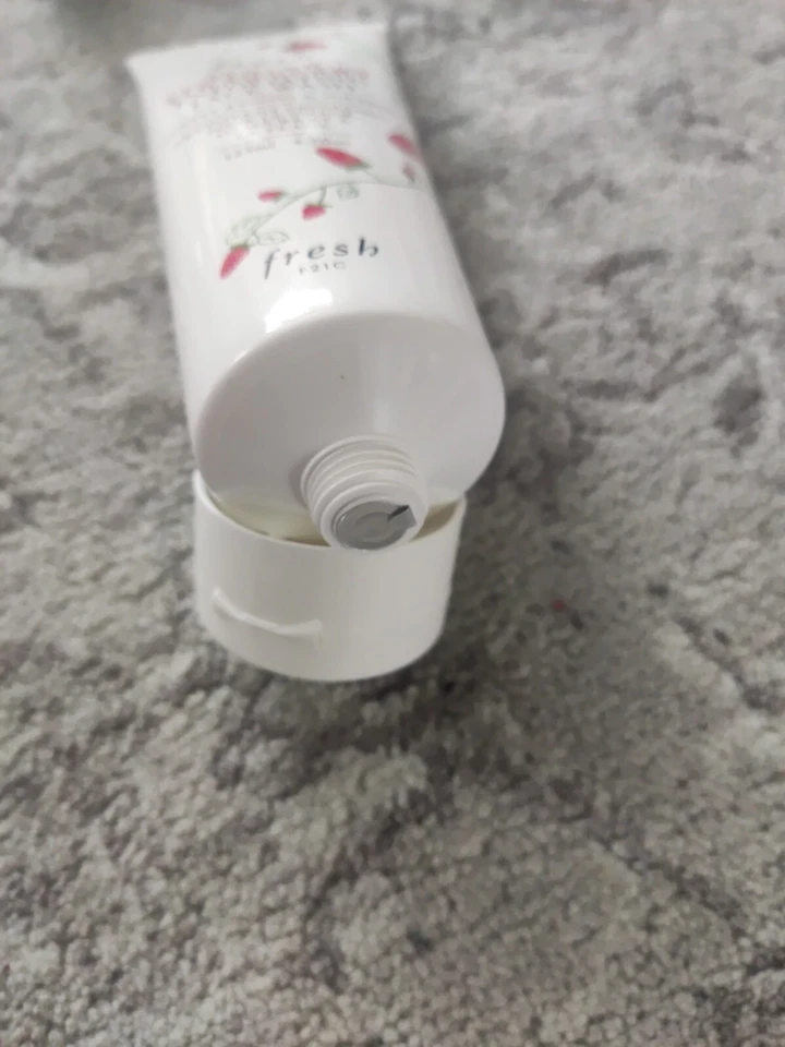Fresh Sugar Strawberry Exfoliant Face Wash 125ml Brand New And Sealed RRP£32 - Image 3 of 3