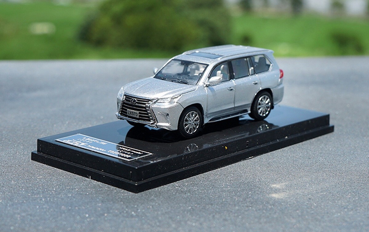 1/64 Scale LEXUS LX570 SUV Silver DieCast Car Model Collection