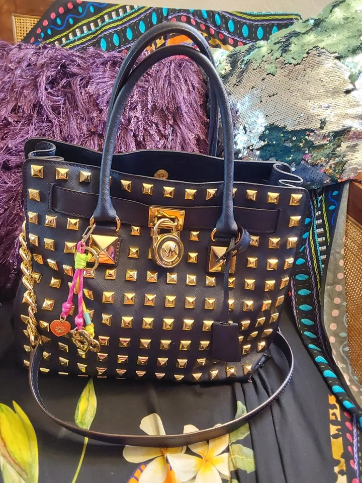 Hermosa cartera Hamilton extra grande Michael Kors con detalles dorados  Foto 2 de 4