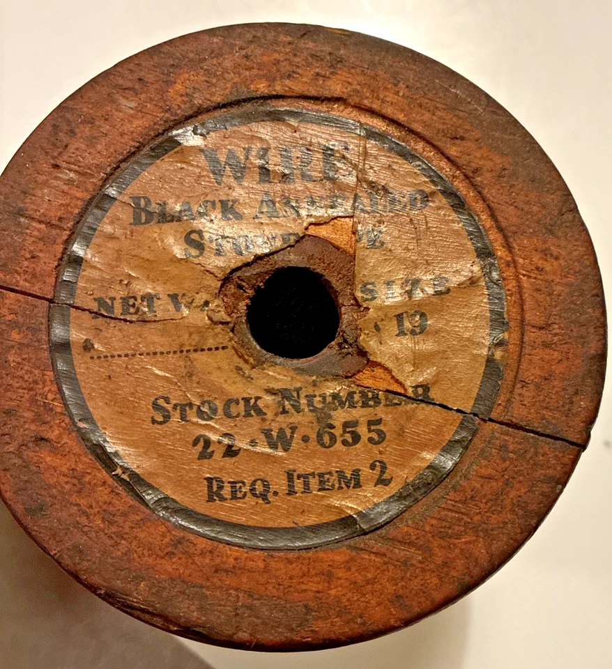 Carrete industrial plano de madera primitivo vintage con alambre negro recocido Foto 2 de 4