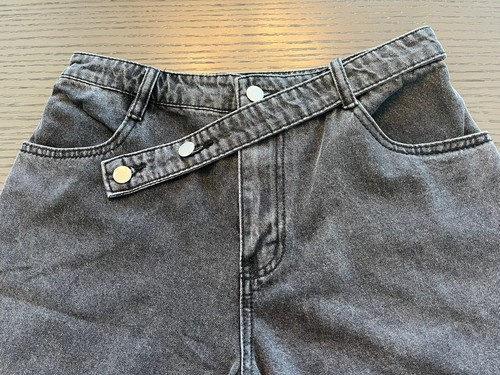 NWT Le Lis Collection Unique Finish Black Denim Stonewash Short M Cross Button - Picture 3 of 5