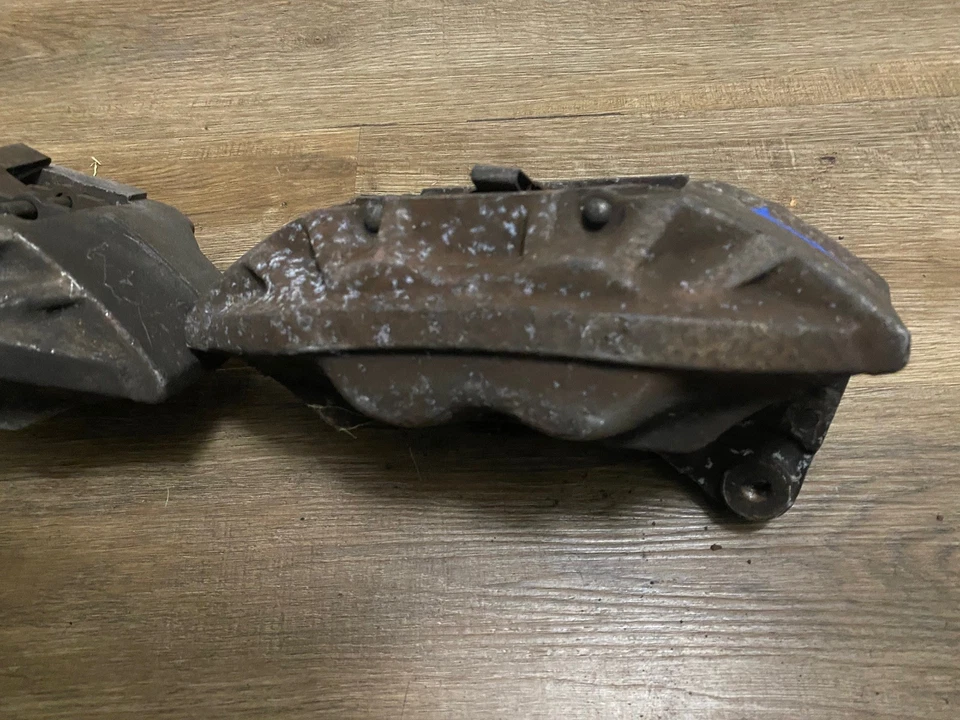 Conjunto de pinças de freio dianteiras Sumitomo fabricante de equipamento original Lexus LS400 1995-2000 esquerda direita - Imagem 2 de 4