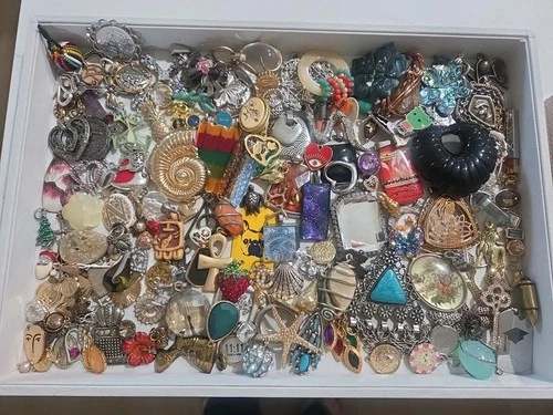 Vintage To Modern Pendant Charm Costume Jewelry for crafts Lot 170+++