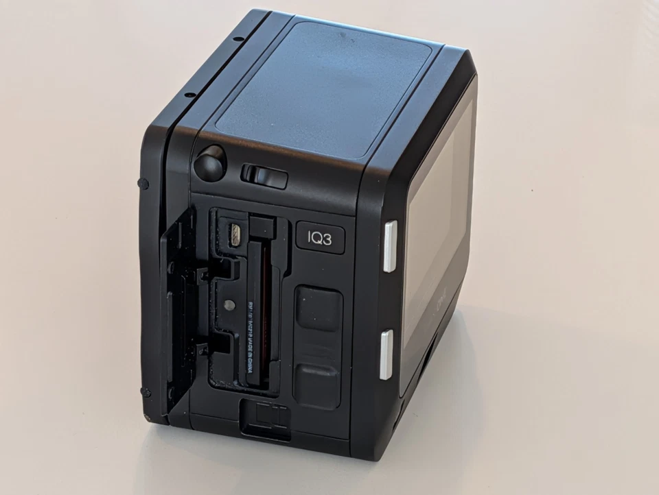 Parte posterior digital Phase One IQ3 100MP con baterías, cargador, tarjetas CF, cables M645 Foto 4 de 4