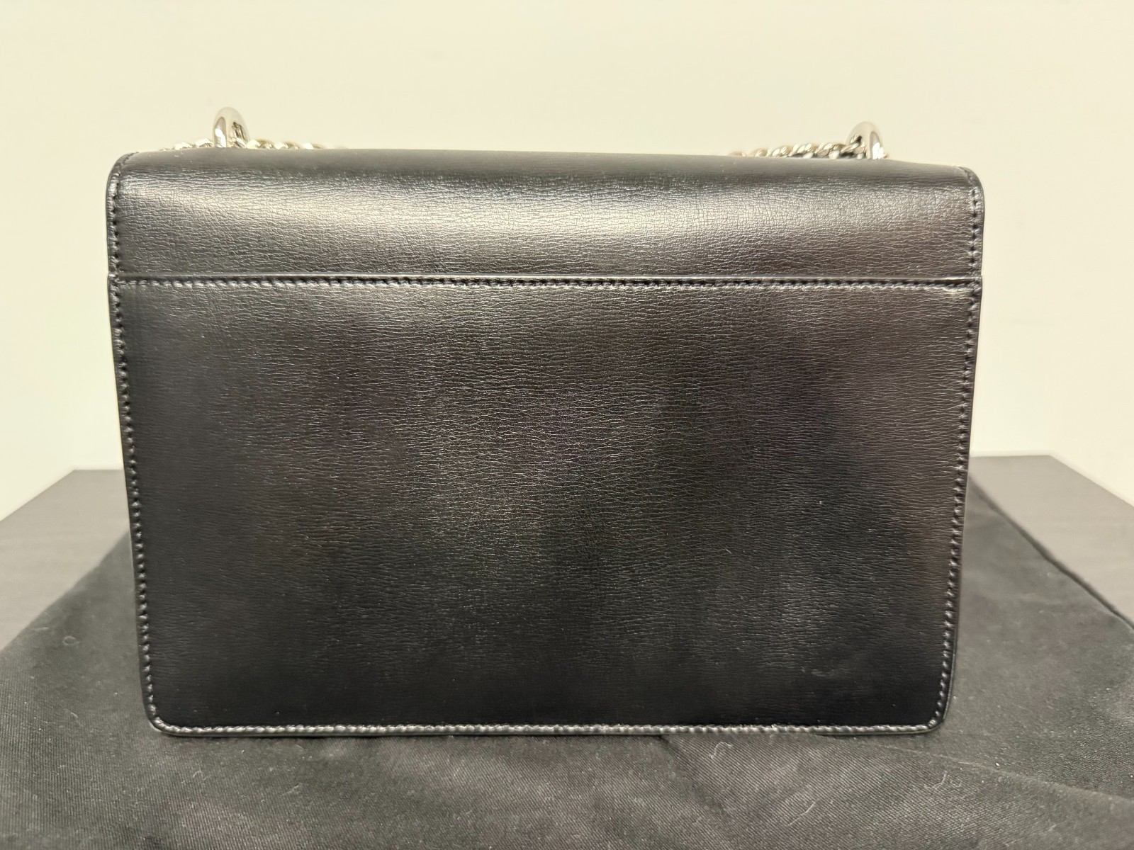 Borsa a tracolla Yves Saint Laurent in pelle nera media al tramonto