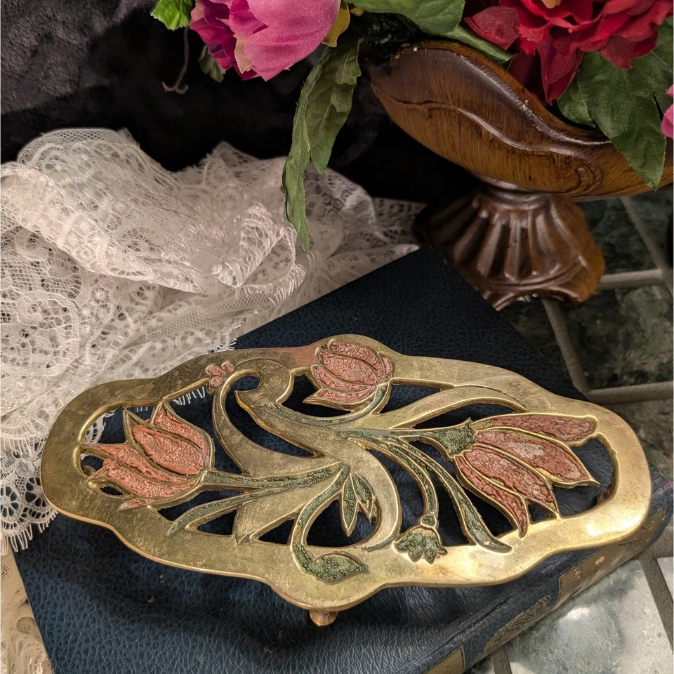 Remache ovalado floral decorativo de tulipán rosa vintage de mediados de siglo de latón macizo con pies Foto 2 de 4