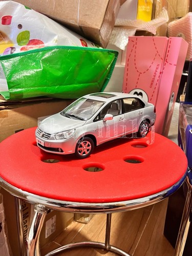 1:18 Scale Nissan Versa Venucia Sedan Silver Diecast Model Car - Picture 19 of 23