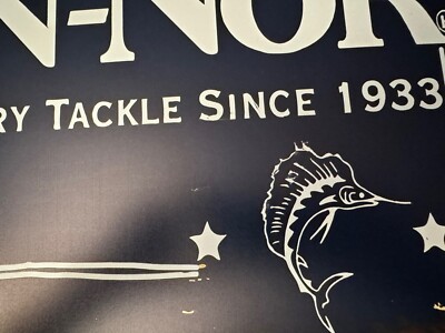 Panneau étain Vintage FIN-NOR 1933 – Fishing Tackle Company, Décor Rétro Pêche
