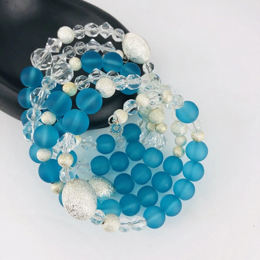 Pulsera envolvente artesanal con cuentas de cristal de mar esmerilado azul tono plata  Foto 3 de 4