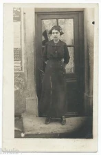 BM552 Vintage Photo Card RPPC Women Fashion Fashion Standing Front Door