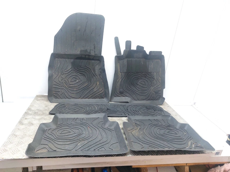 SET OF 5 INTERIOR RUBBER FLOOR MAT LINERS 749022430R DACIA JOGGER 2024 - Image 2 of 4