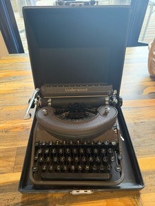 1941 Underwood Noisless Portable Typewriter - WORKING