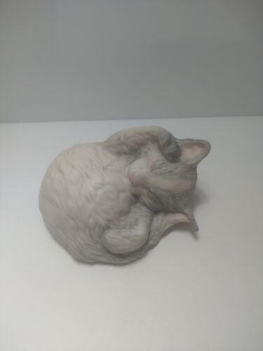 Figura Cybis Gatito Durmiente Tabitha Gato Gris Porcelana De Colección - Imagen 3 de 7