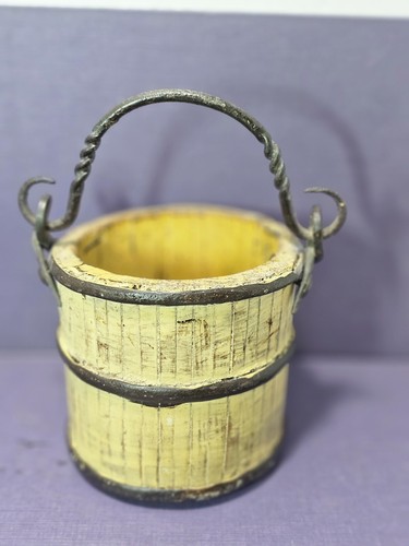 Antiker hölzerner Beereneimer Eimer mit Eisengriff 5", primitiv, gelb
