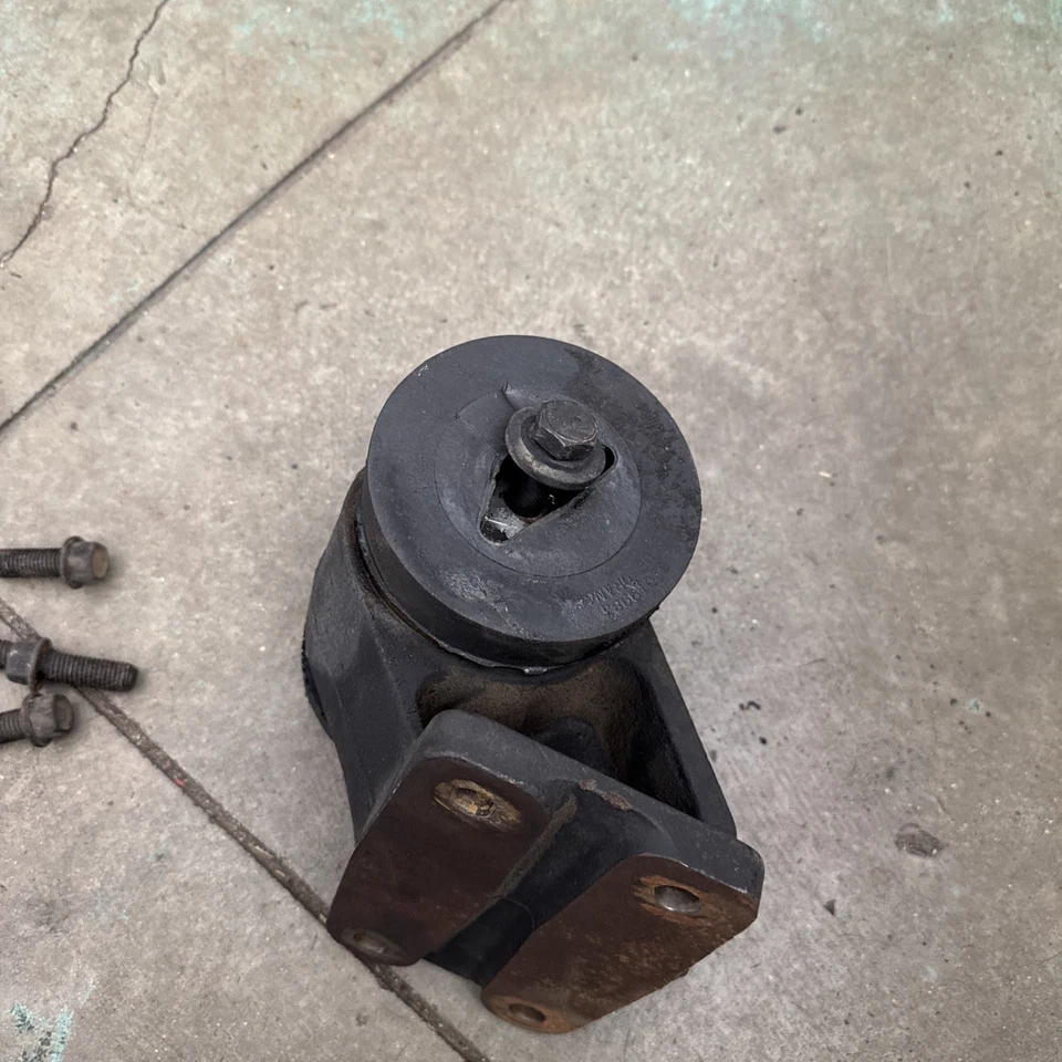 99-02 Dodge Ram 2500 5.9 Dsl 24V passenger right motor mount bracket with bolts - Image 2 of 4