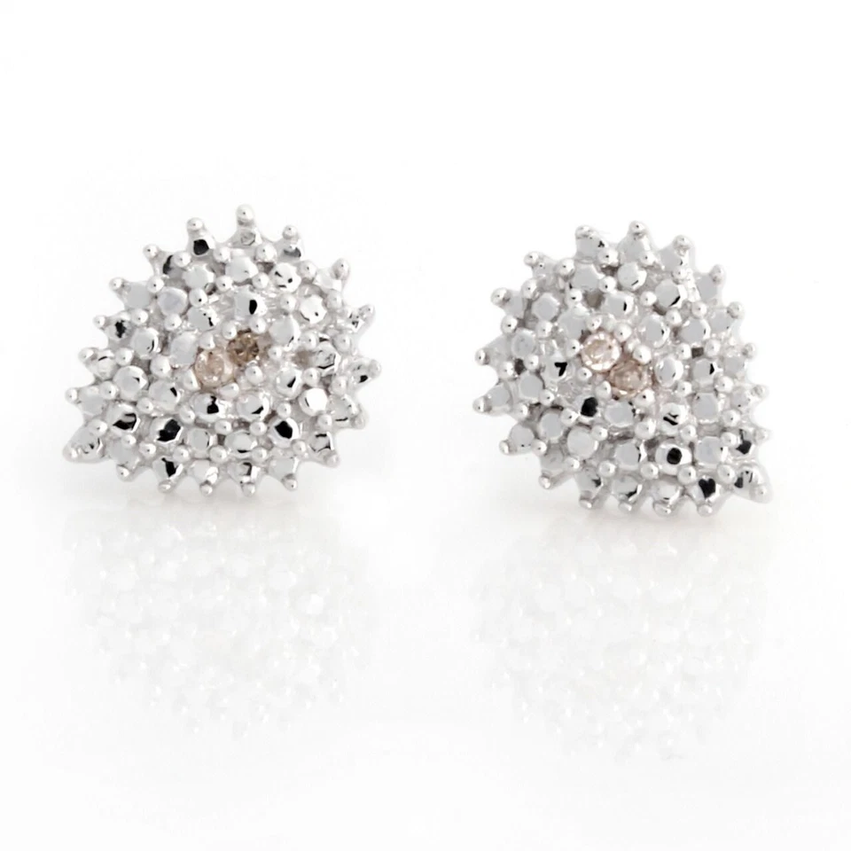 Aretes en forma de pera con detalles de diamantes naturales enchapados en oro blanco de 14 quilates de ley Foto 3 de 4