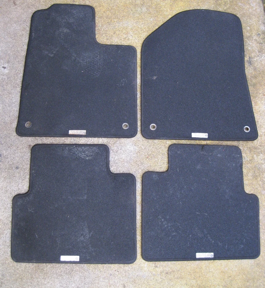 Mopar 5RC77DX9AA / 5RC78DX9AA Front & Rear Floor Mat Set for 15-17 Chrysler 200 Foto 3 de 4
