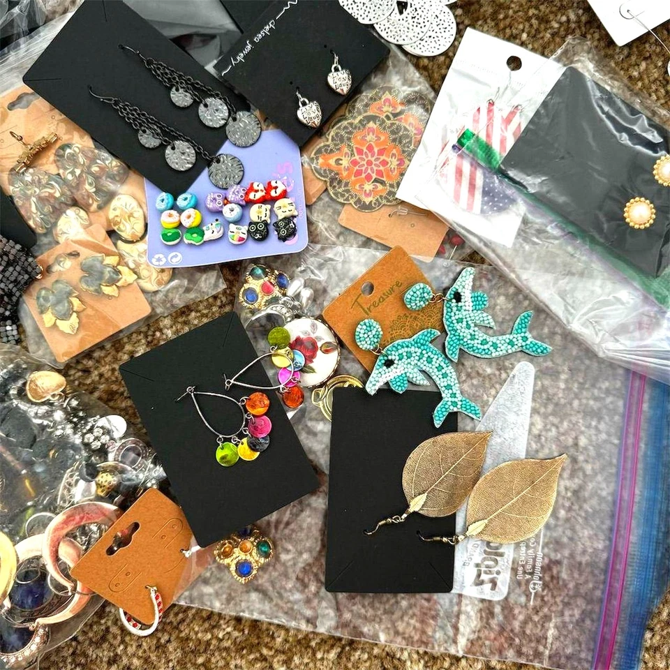 Lote Mixto de 50+ Pendientes de Moda Vintage y Modernos Aros Tachuelas Cuelga Joyería Foto 3 de 4