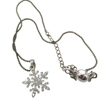 Sparkly Crystal Snowflake Pendant Necklace Magnetic Clasp Modern