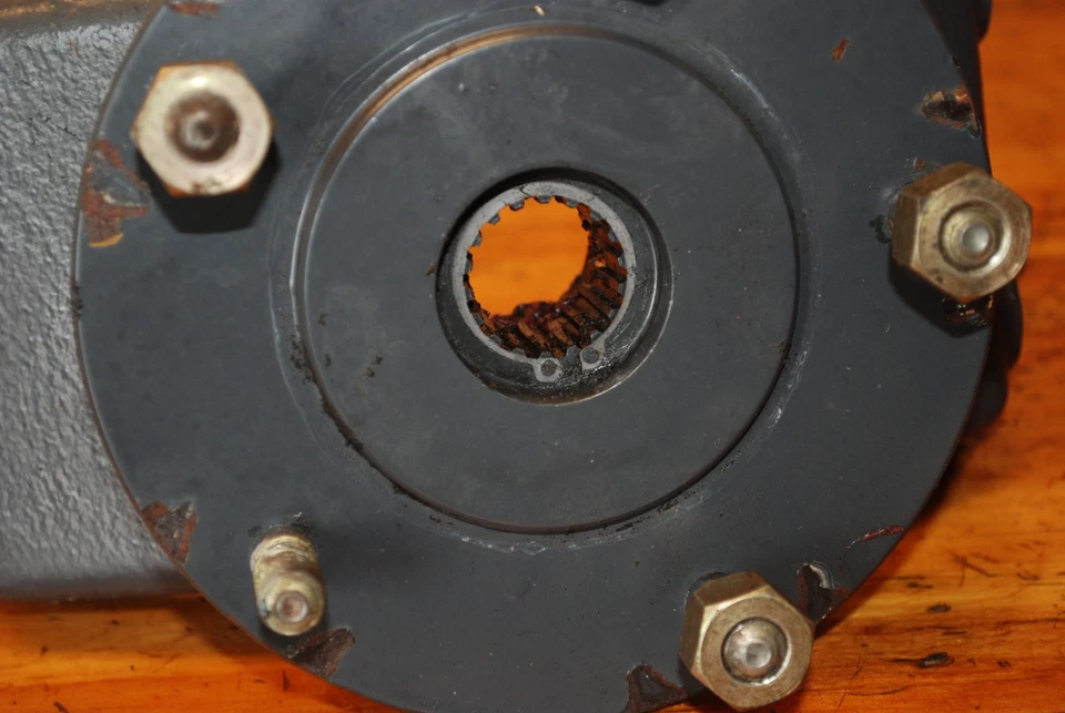 Brida de buje de rueda trasera Kubota G2000-S 66111-46160 con soporte 66111-46135 Foto 2 de 3