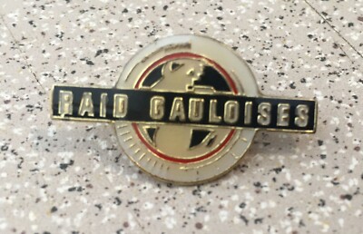 Pin's Sauvagine cigarette Raid Gauloises