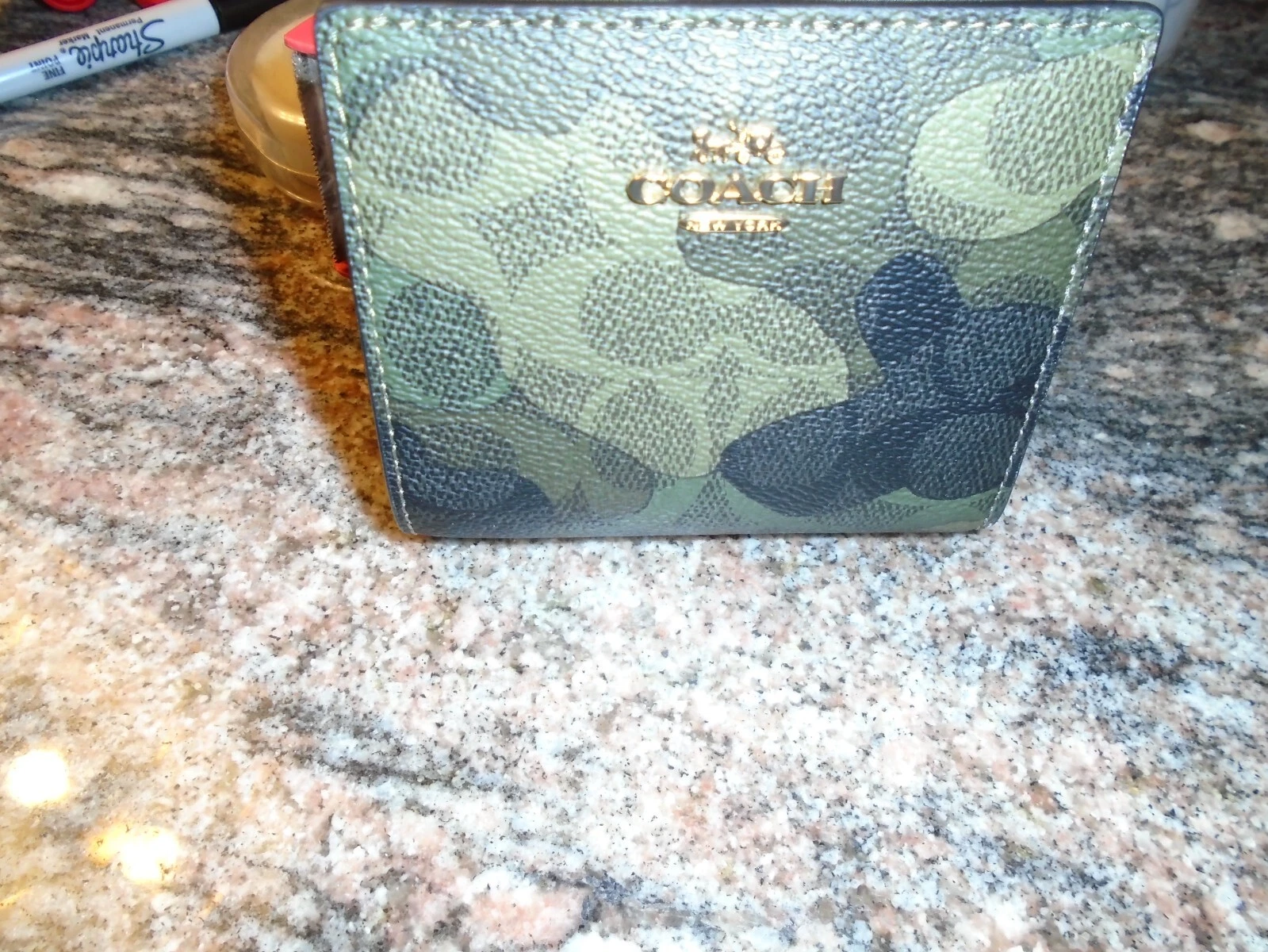 Coach CW538 Signature Portafoglio Mimetico a Scatto Piccola Pochette Cipresso Scuro Multi