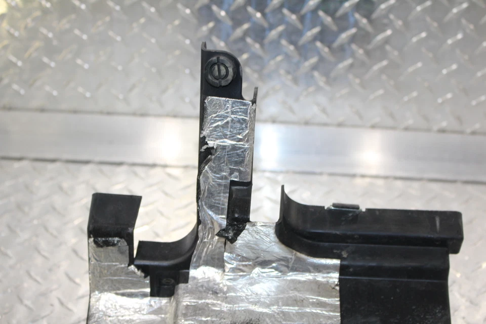 2005 YAMAHA ROAD STAR XV1700PC WARRIOR BATTERY TRAY BOX HOLDER — 第 3/4 张图片