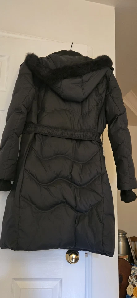 Usado en excelente estado!! VIA SPIGA, ABRIGO ACOLCHADO DE PLUMÓN GRIS CON CINTURÓN Y CAPUCHA DESMONTABLE - GRANDE Foto 2 de 4