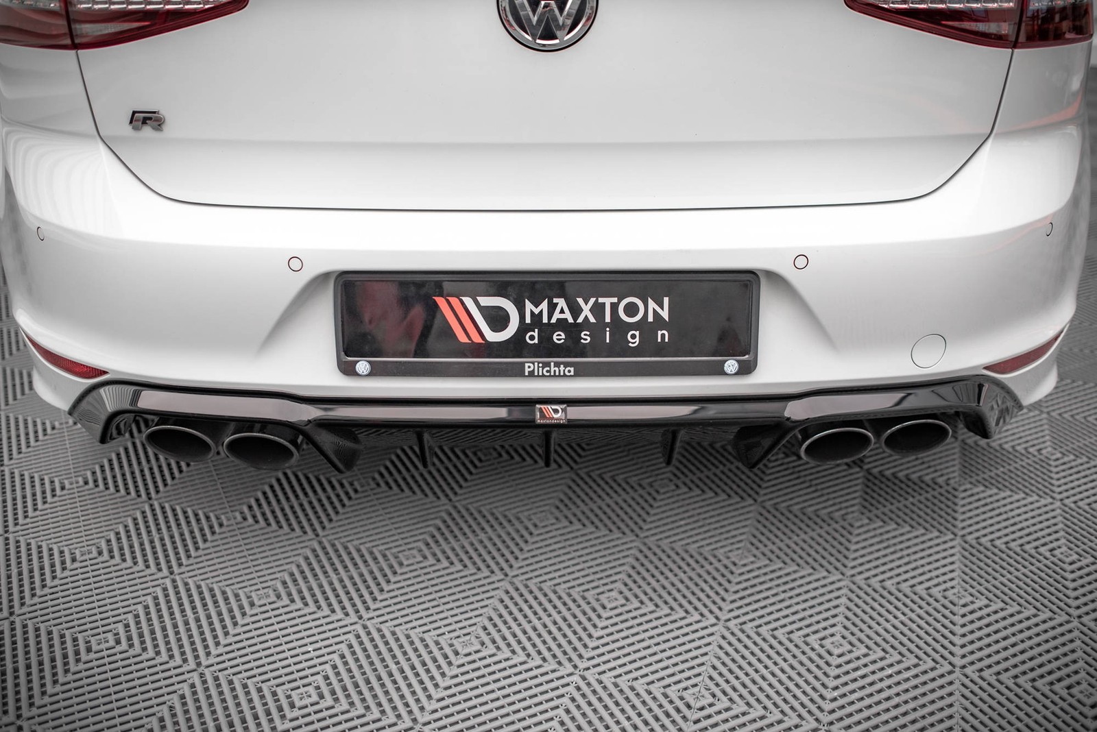 Diffuseur arrière complet pour Golf R Mk7 en finition noir brillant