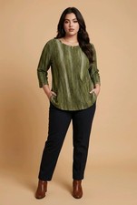 Simply Vera Wang Blouse featuring a three-quarter sleeve.Size XL