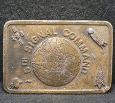 XB13172 VINTAGE 1970s  5th SIGNAL COMMAND   MENS BRASS BELT BUCKLE