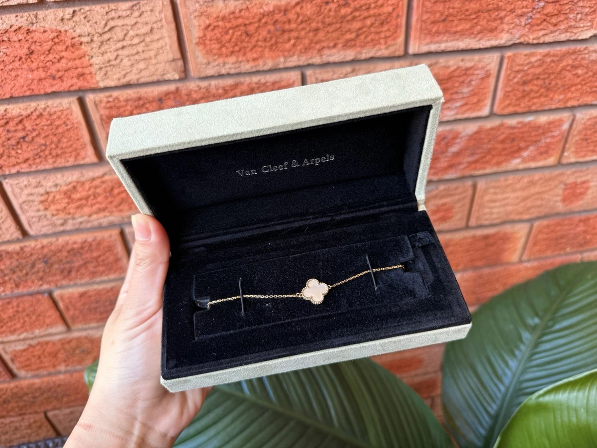 Sweet Alhambra-inspired bracelet in18k gold with a genuine mother-of-pearl motif