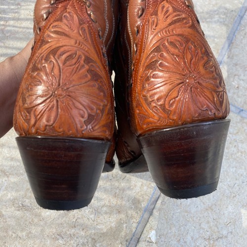 Back At The Ranch 7.5C Saddle 12" Tooled a mano 5/8" Box Toe Botas Western - Imagen 20 de 24