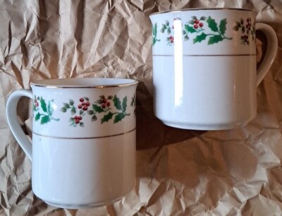 (2) EVERYDAY GIBSON CHINA CHRISTMAS CHARM HOLLY BERRIES MUG CUP WITH GOLD  TRIM