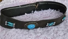 Pasek na kapelusz z turkusowymi kolorowymi ozdobami dekoracyjnymi. 