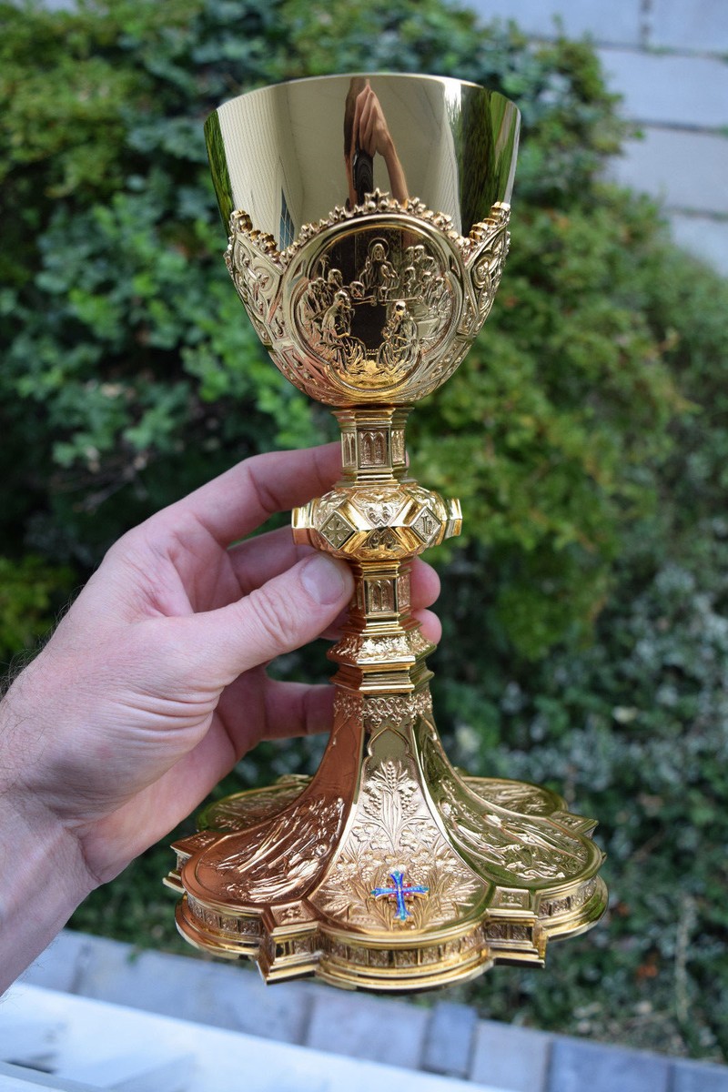 MaMeMi Boîte à Hosties Dorée 5,5 Cm – Custode Liturgique En Laiton Vergoldet Avec Gravure IHS – Accessoire Eucharistique Pour Messe, Liturgie