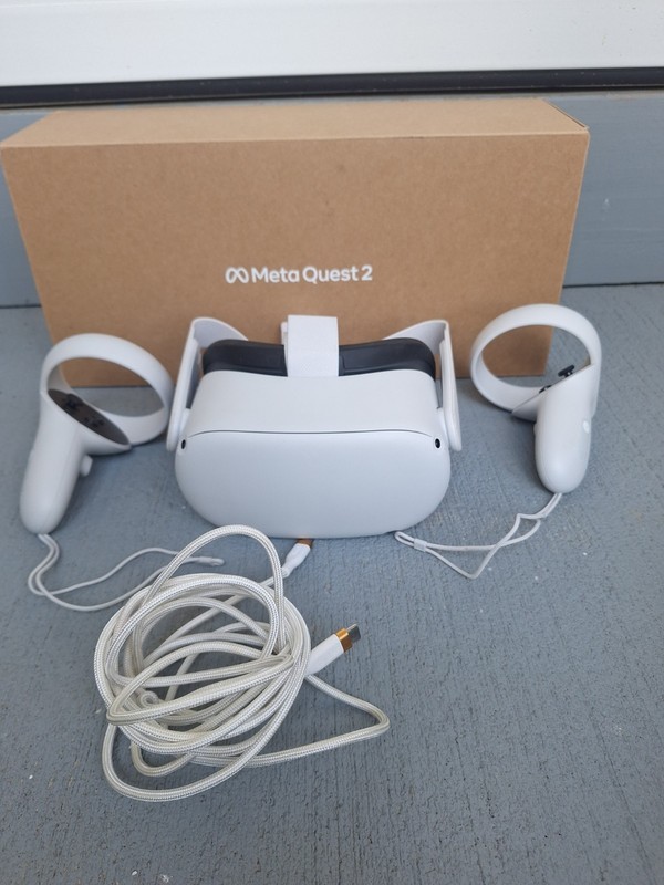 META OCULUS QUEST 2 ALL-IN-ONE VR HEADSET WITH CONTROLLERS WHITE