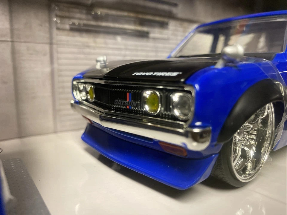 Pickup Datsun 620 1972 Jada Toys azul metálico/con llantas cromadas mejoradas Foto 4 de 4