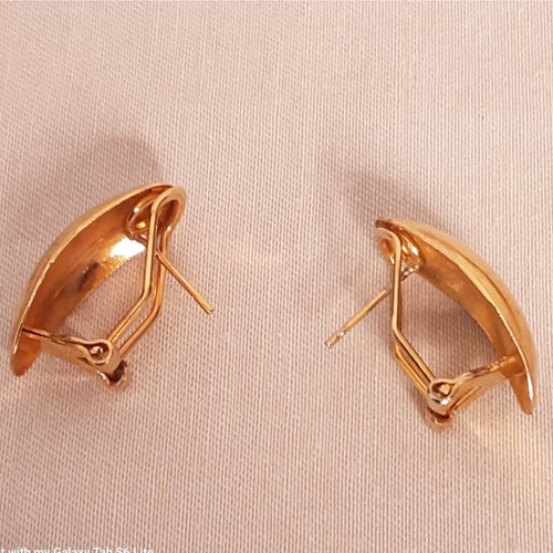 Zwei Ohrringe in einem kleinen goldfarbenen Huggies mit großen MOP Muscheln - Bild 11 von 12