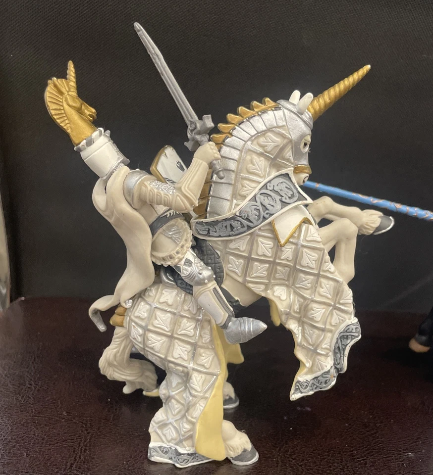 Figura de acción Papo Fantasy World Weapon Master White Unicorn Knight on Horse (2) Foto 2 de 4