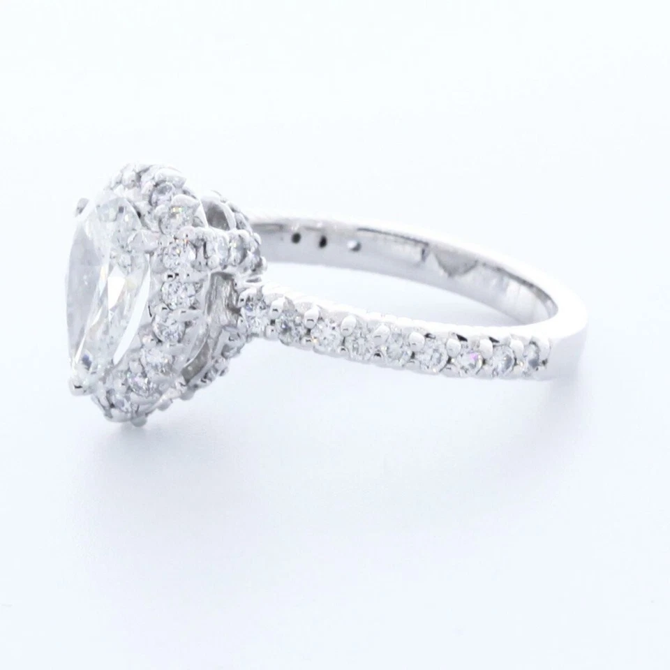 Anillo de acento con halo de oro blanco de 14 quilates de diamante D/VVS2 de 2,1 quilates creado en laboratorio Foto 3 de 4