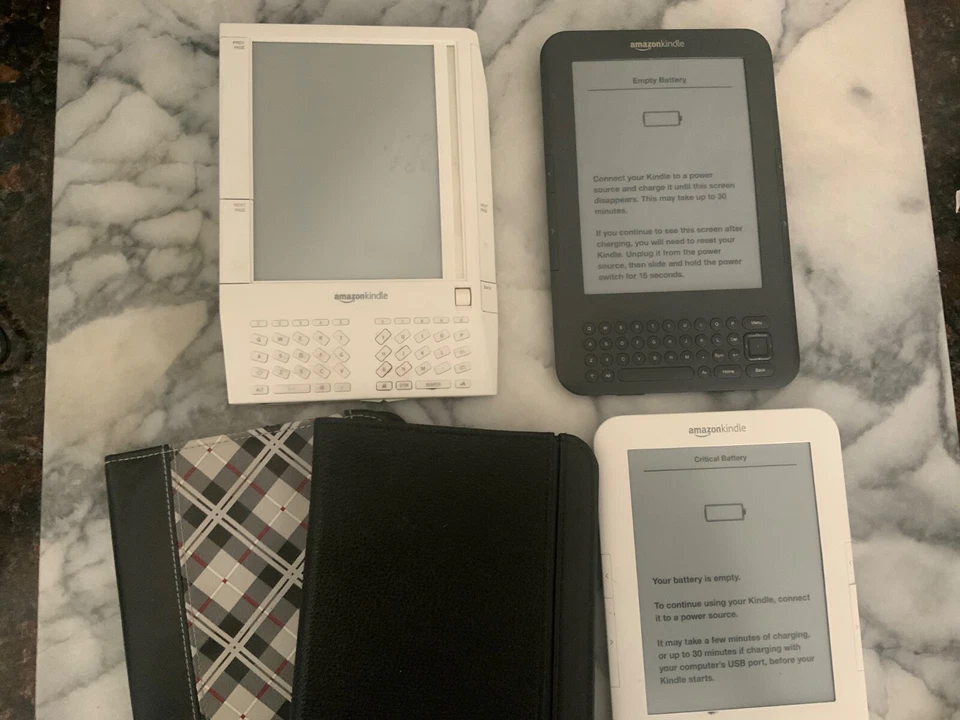 Varios. Amazon Kindles PARA REPUESTOS y 2 fundas Foto 2 de 4