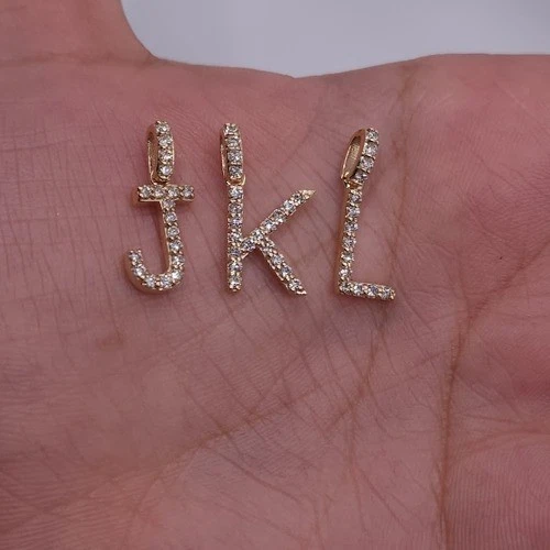 Colgante de diamantes cultivados en laboratorio con letra inicial de oro de 14 quilates de 0,36 quilates Foto 4 de 4